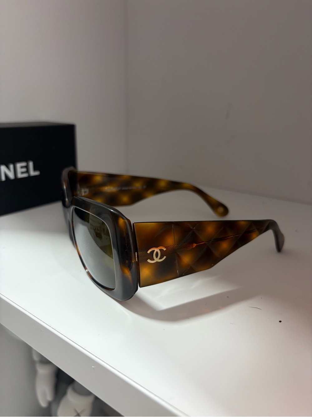 CHANEL Tortoiseshell Quilted-Temple Sunglasses with Gold CC Accent - Picture 6 of 7